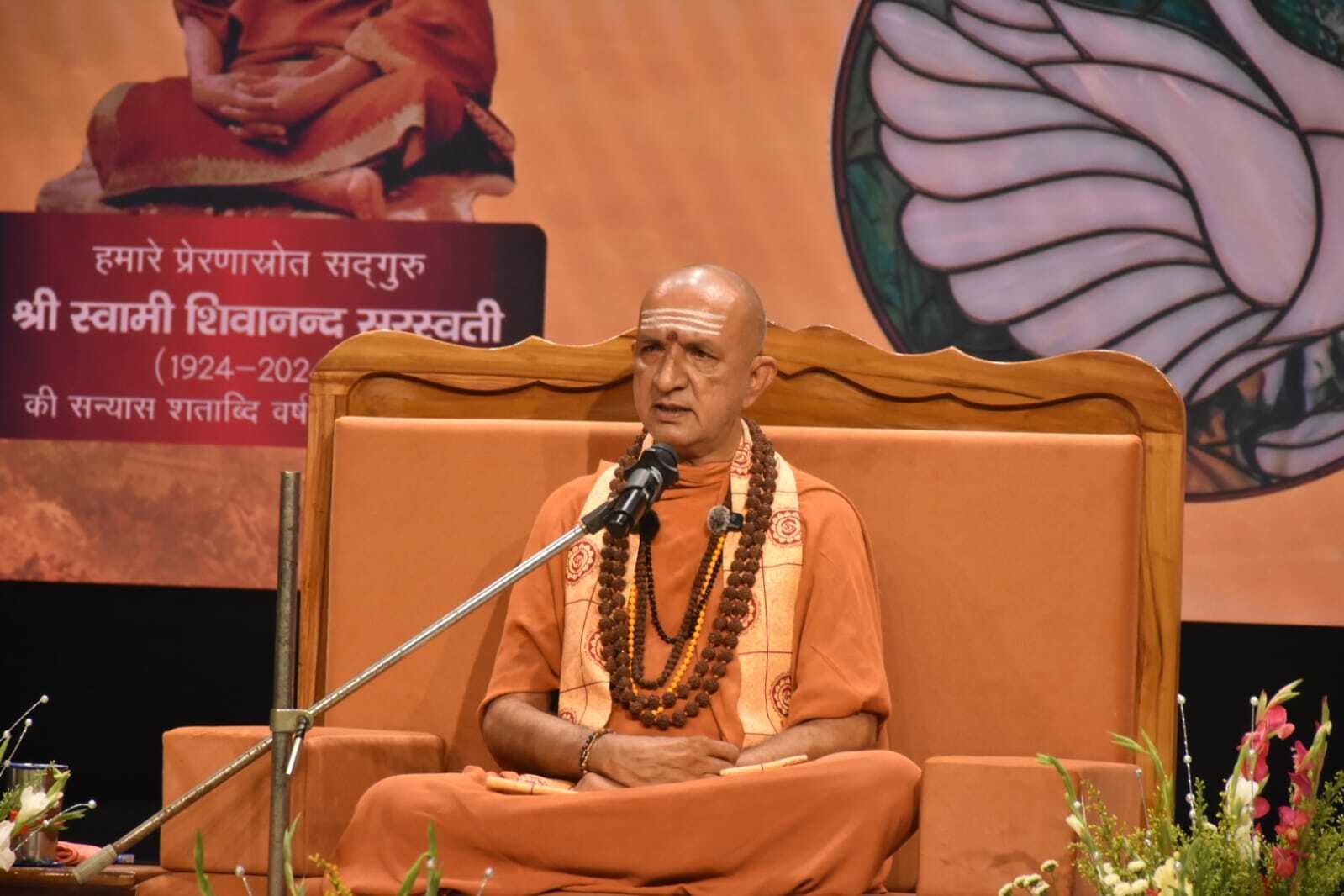 Dhanbad News : अनुभव से सीखें योग, आत्म चिंतन से बदलें जीवन : स्वामी निरंजानानंद