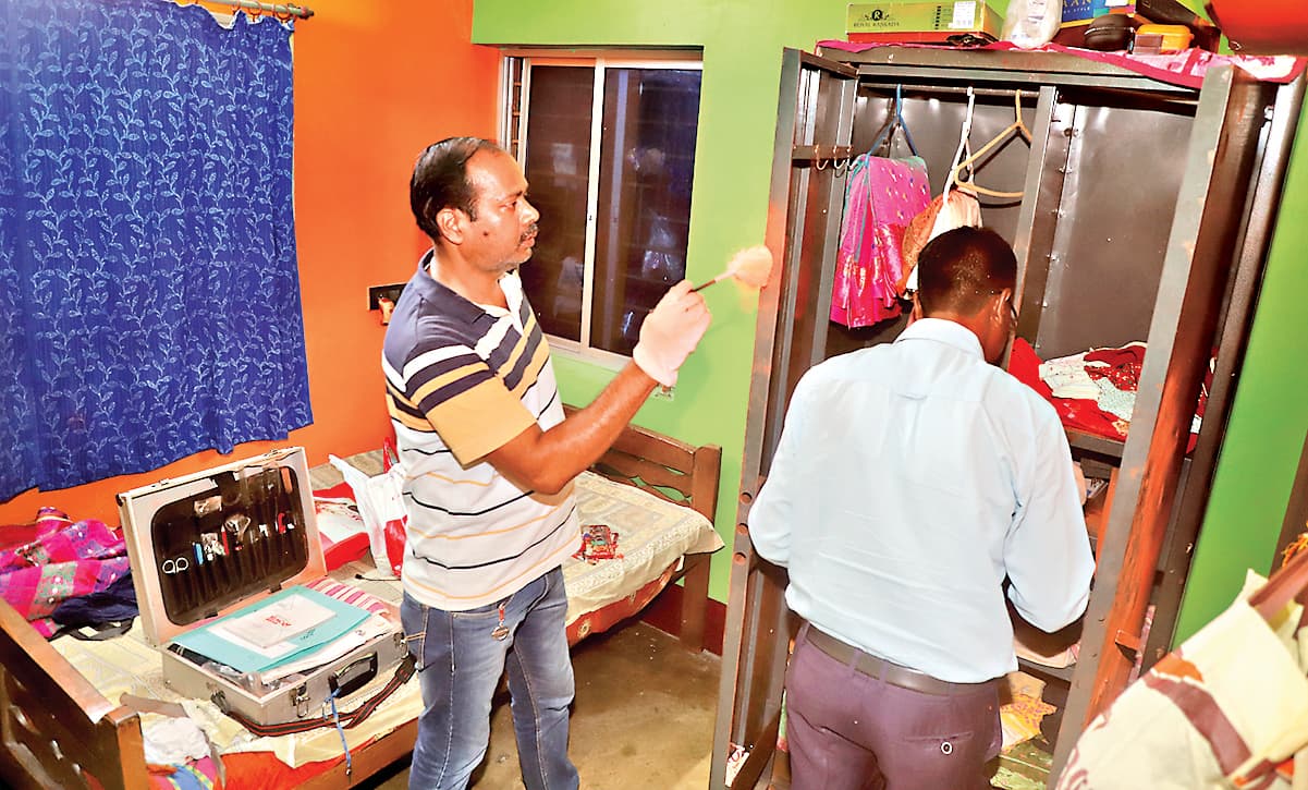 Jamshedpur News : घर में एसी की हवा खाकर 50 लाख के गहने व रुपये की चोरी