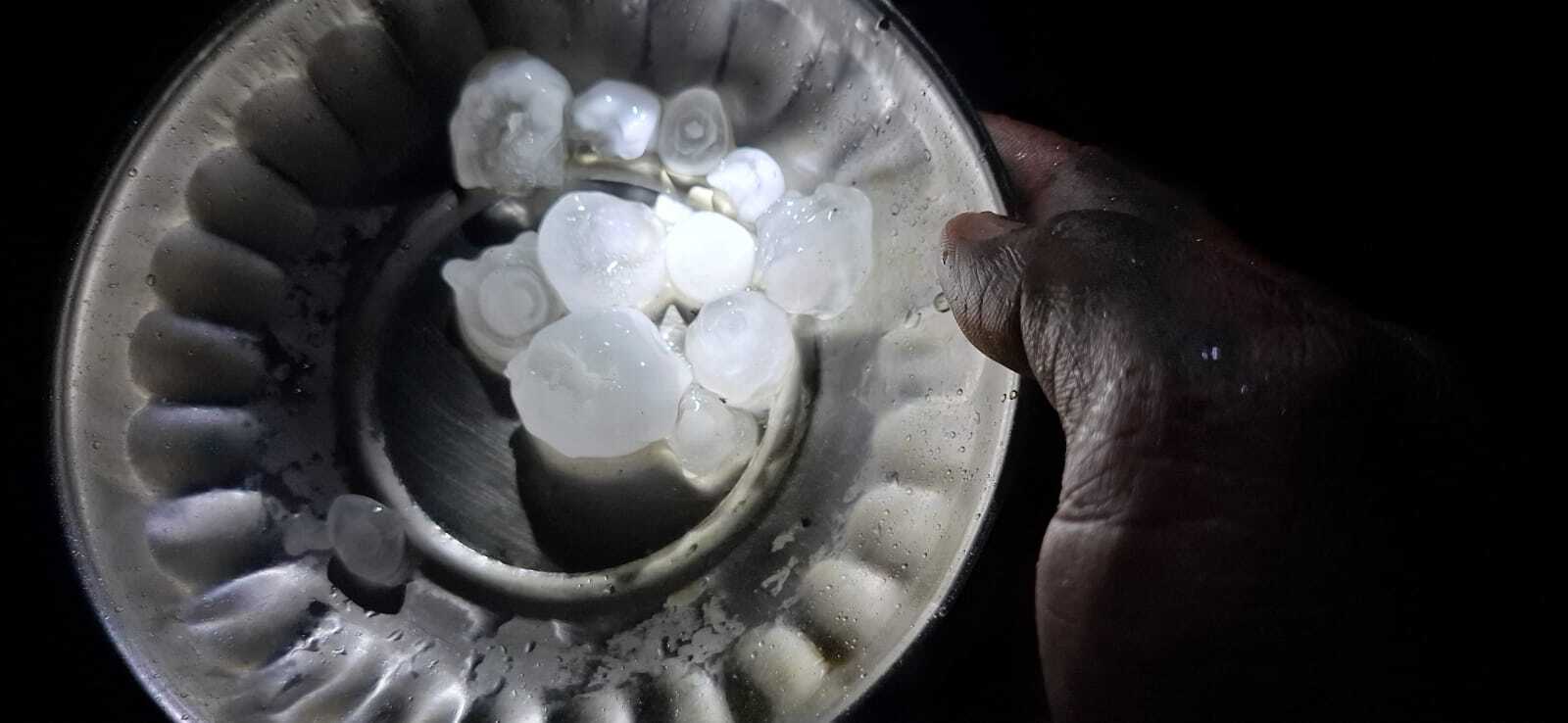 PURNEA पूर्णिया में देर रात ओलावृष्टि व आंधी , कैमरे में कैद करने की होड़