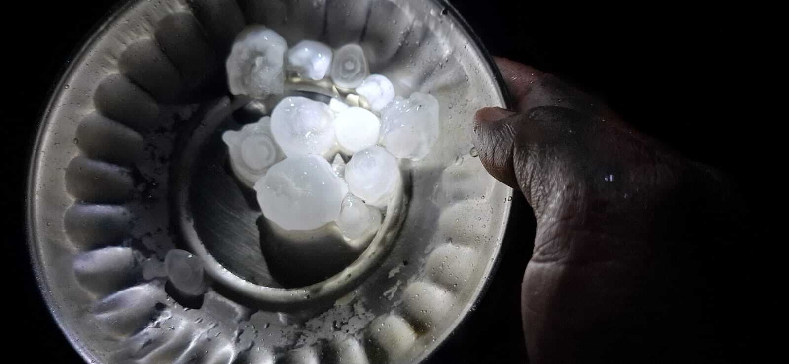 PURNEA पूर्णिया में देर रात ओलावृष्टि व आंधी , कैमरे में कैद करने की होड़