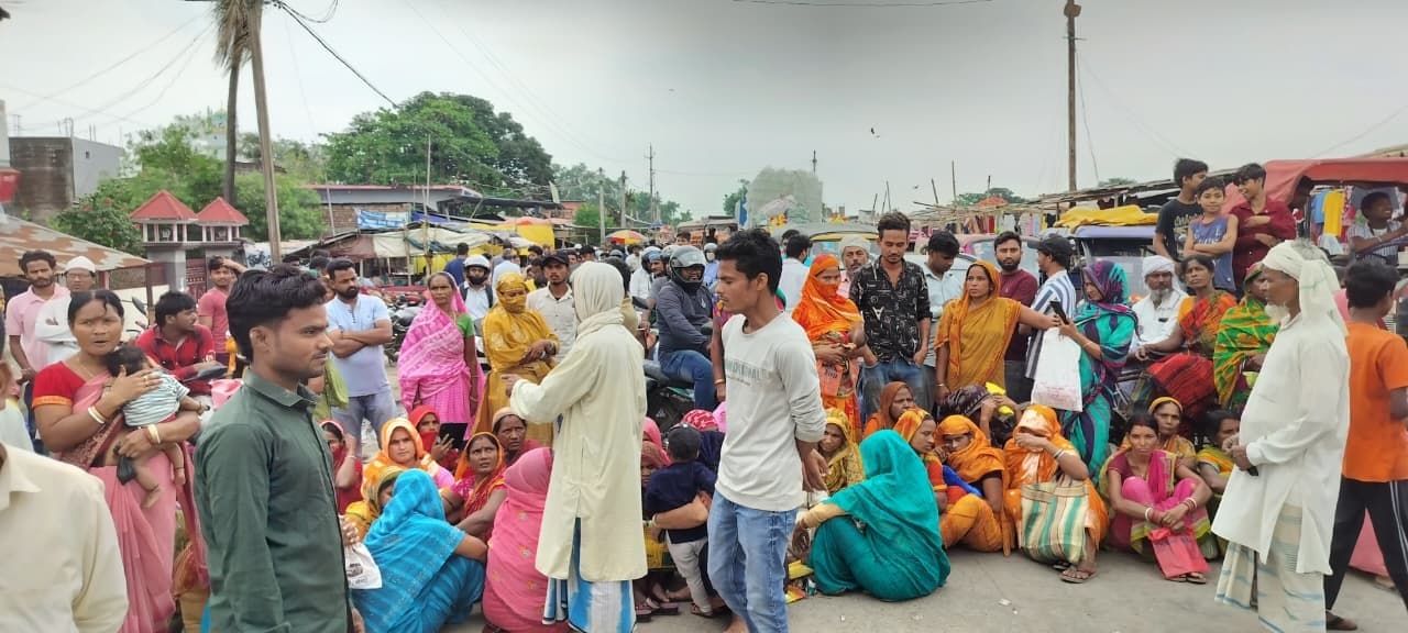 Purnia News खाताधारकों को पता नहीं, हो गयी खाता से निकासी, सड़क जाम कर किया प्रदर्शन