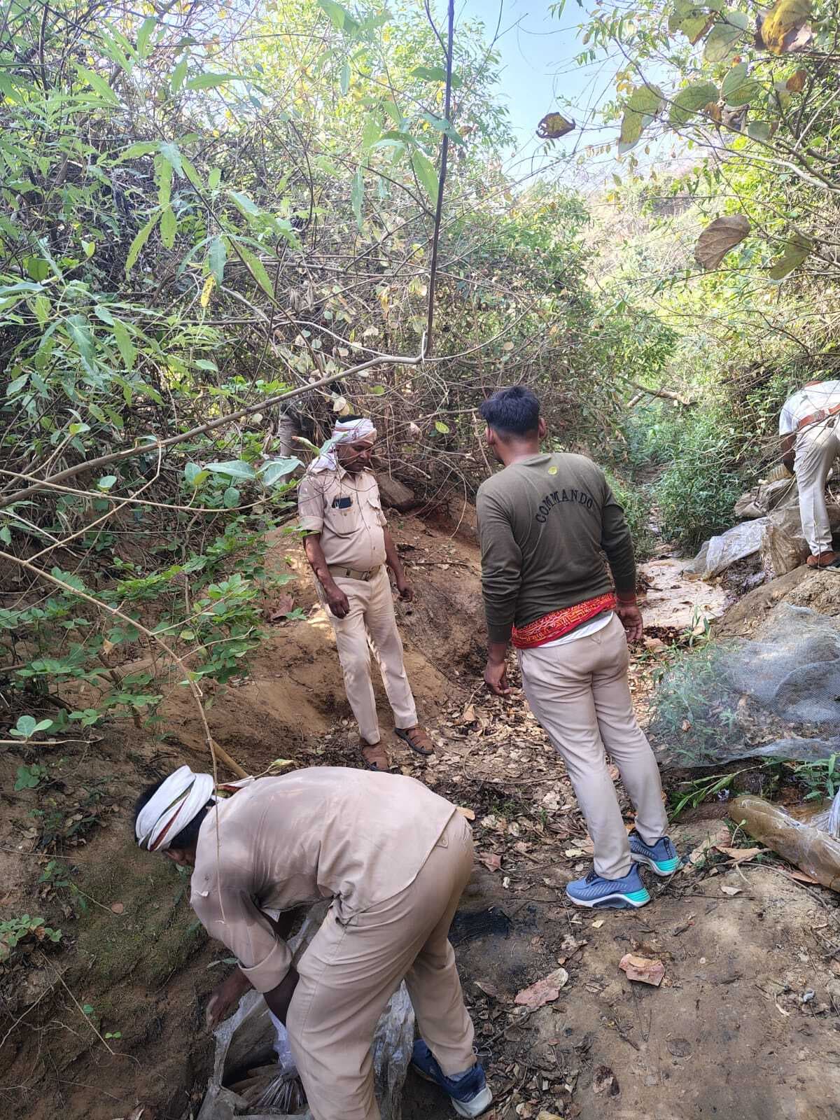 पुलिस ने शराब की पांच भट्ठियों को किया ध्वस्त, 7000 लीटर शराब नष्ट