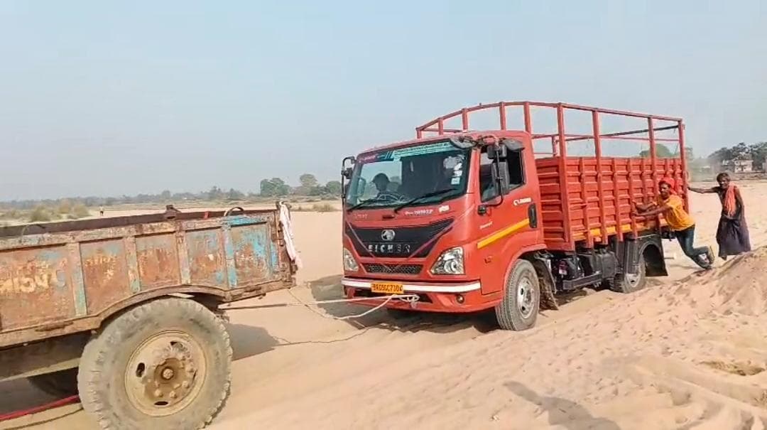 नदी के रास्ते में फंस रहे वाहन