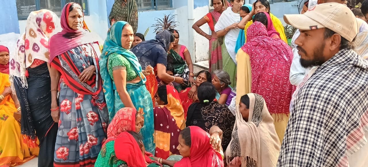 ममेरे भाई के शादी से लौट रही महिला को ट्रक ने कुचला, बाल-बाल बचे पति व बच्चे