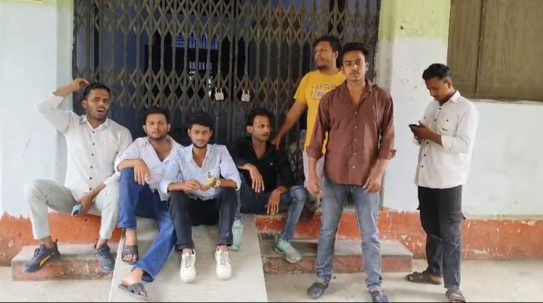 Katihar News पीजी सत्र 2021-23 के विद्याथियों का आई-कार्ड बेच देने पर एनएसयूआइ ने किया विरोध प्रदर्शन