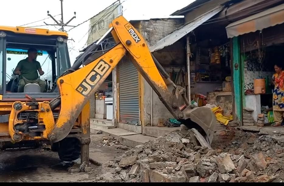 Saharsa News बंगाली बाजार व प्रशांत रोड में गरजा रेलवे का बुलडोजर