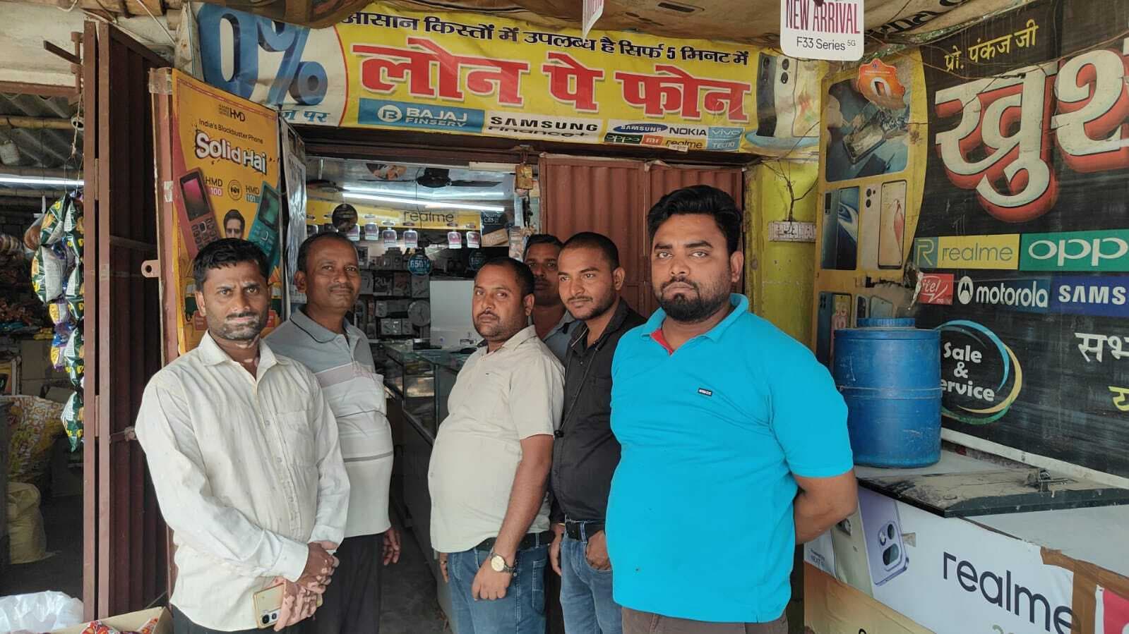 Saharsa थाना से महज 100 मीटर की दूरी पर मोबाइल दुकान से लाखों की चोरी