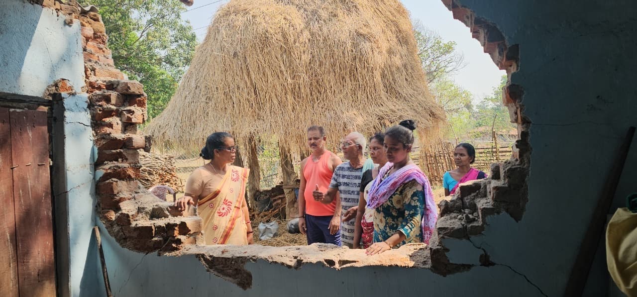 बरटोली गांव में जंगली हाथी ने घर  धंसाया