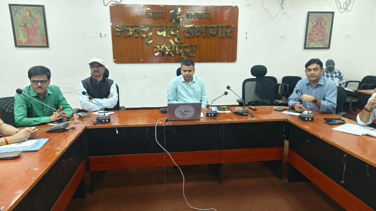 Madhepura News समय पर पूरा करें लंबित काम, लापरवाही पर नपेंगे अफसर : डीएम