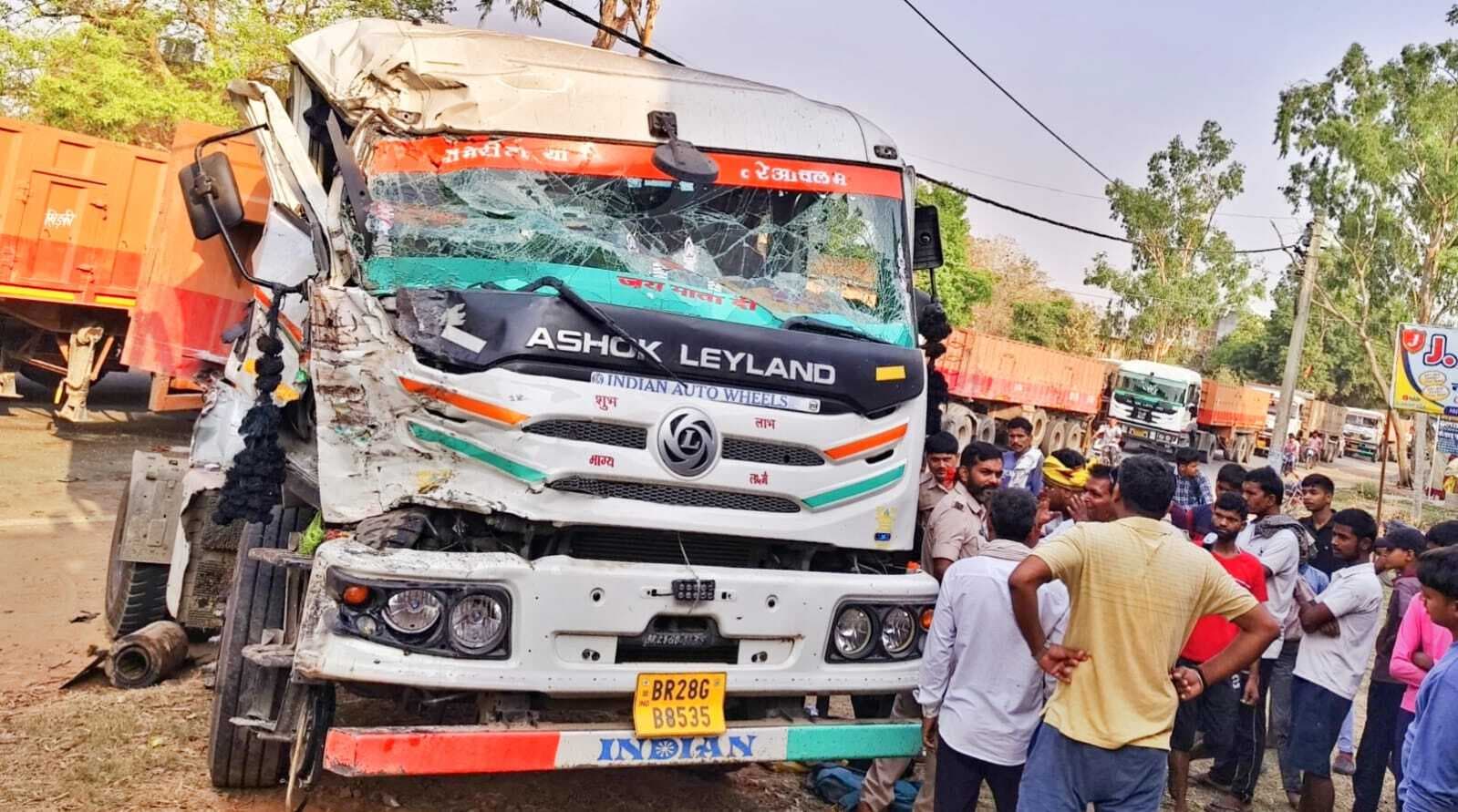 नासरीगंज में बस-ट्रक की भीषण भिड़ंत, बारात से लौट रहे पुरोहित की मौत