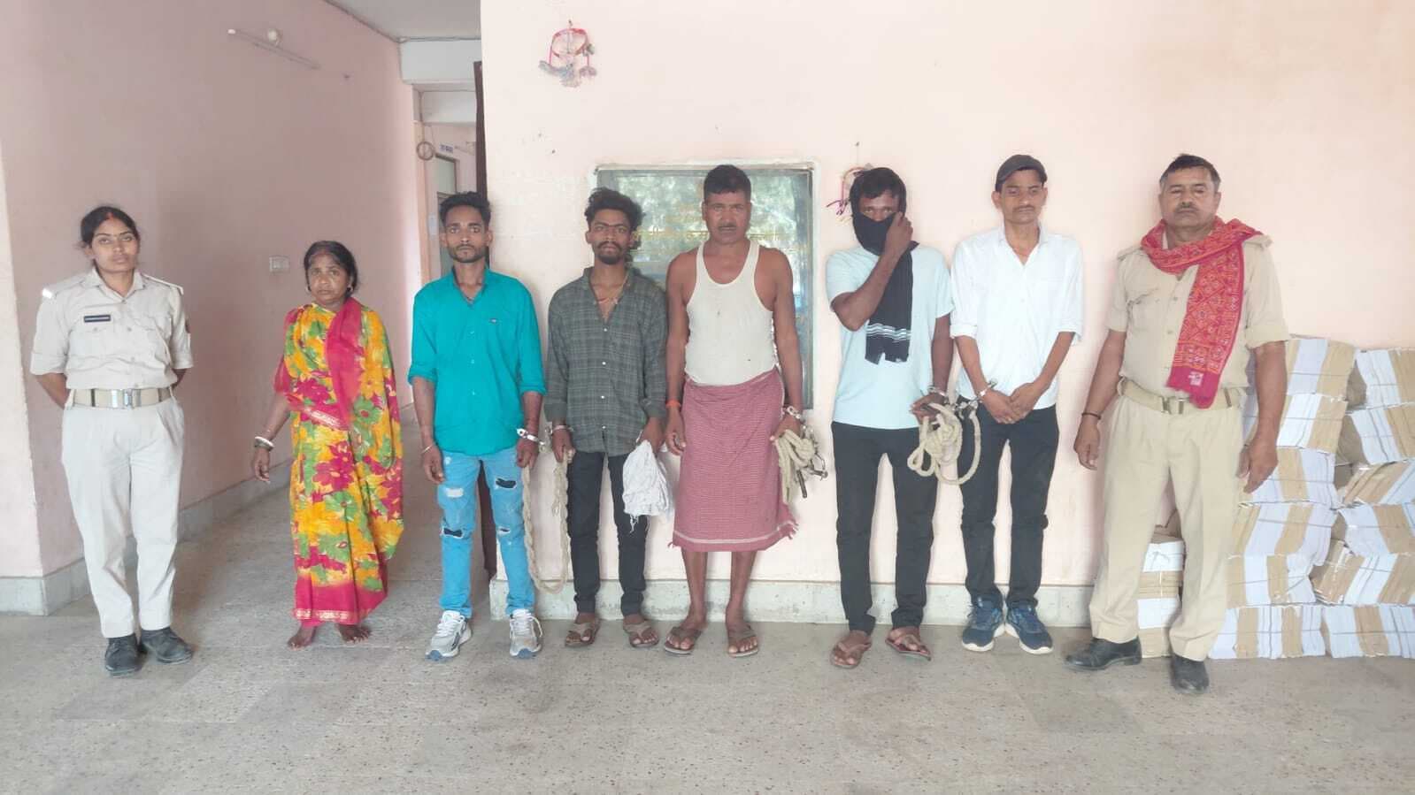 80 लीटर शराब बरामद, तस्कर महिला समेत तीन गिरफ्तार