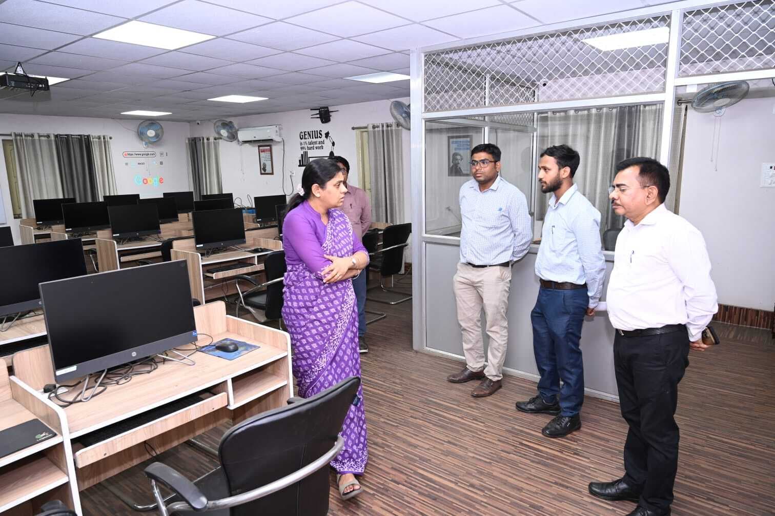 डीसी ने नाइलिट केंद्र व पुस्तकालय का किया निरीक्षण