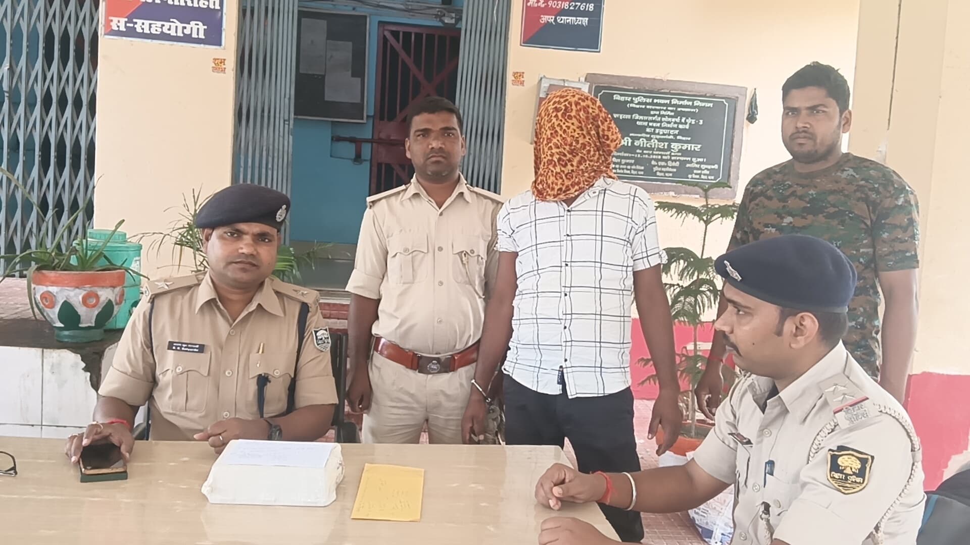 12 ग्राम मादक पदार्थ, 39,300 रुपये सहित इलेक्ट्रॉनिक तराजू मशीन बरामद