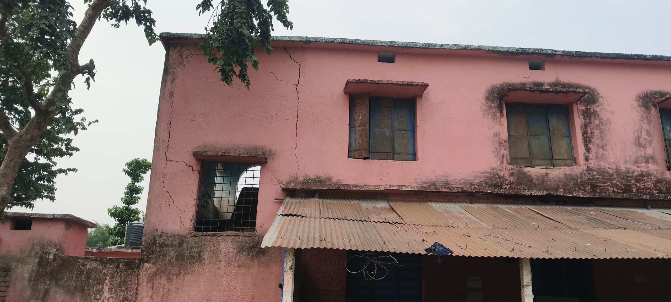 जर्जर भवन में पढ़ने को मजबूर नौनिहाल