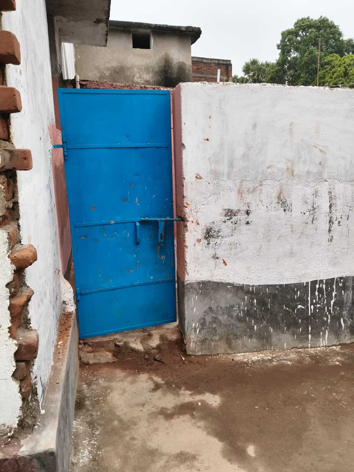 असामाजिक तत्वों ने प्राथमिक विद्यालय पौकरी में की तोड़-फोड़