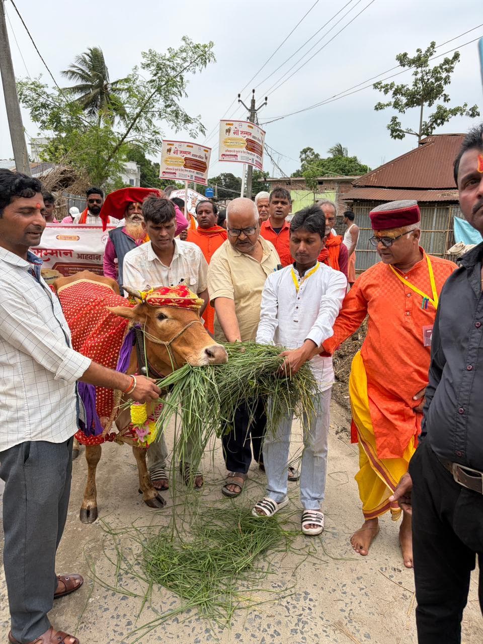 गौ सम्मान अभियान संकल्प यात्रा में शामिल हुए लोग, एसडीओ को सौंपा ज्ञापन