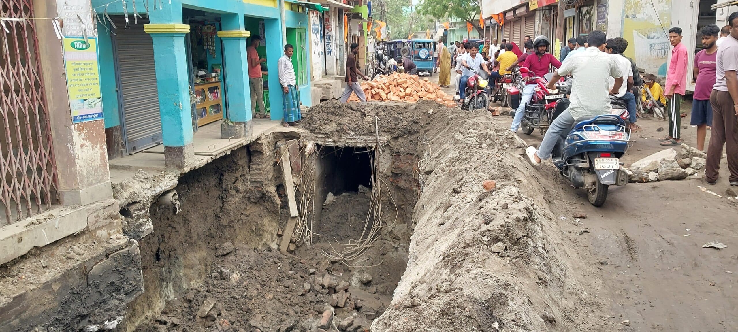 ड्रेनेज के लिए जेसीबी से गढ्ढा खोदा पर घर में पड़ी दरार