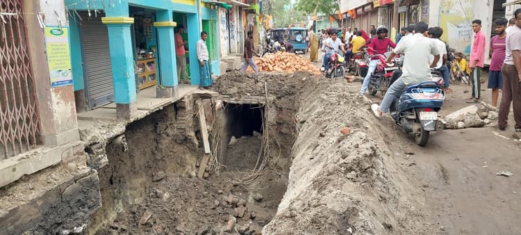 ड्रेनेज के लिए जेसीबी से गढ्ढा खोदा पर घर में पड़ी दरार
