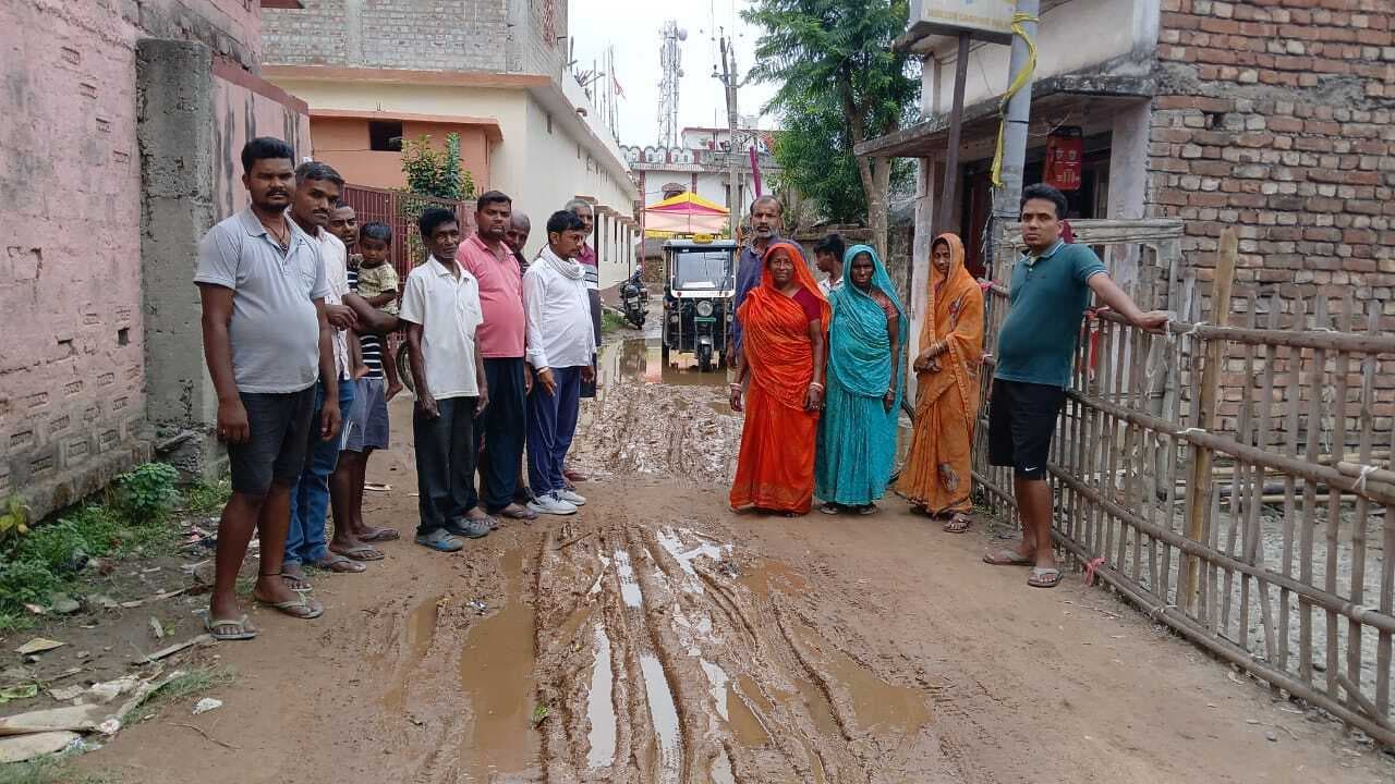 जर्जर सड़क से परेशान ग्रामीणों का फूटा गुस्सा, डीएम को सौंपा ज्ञापन