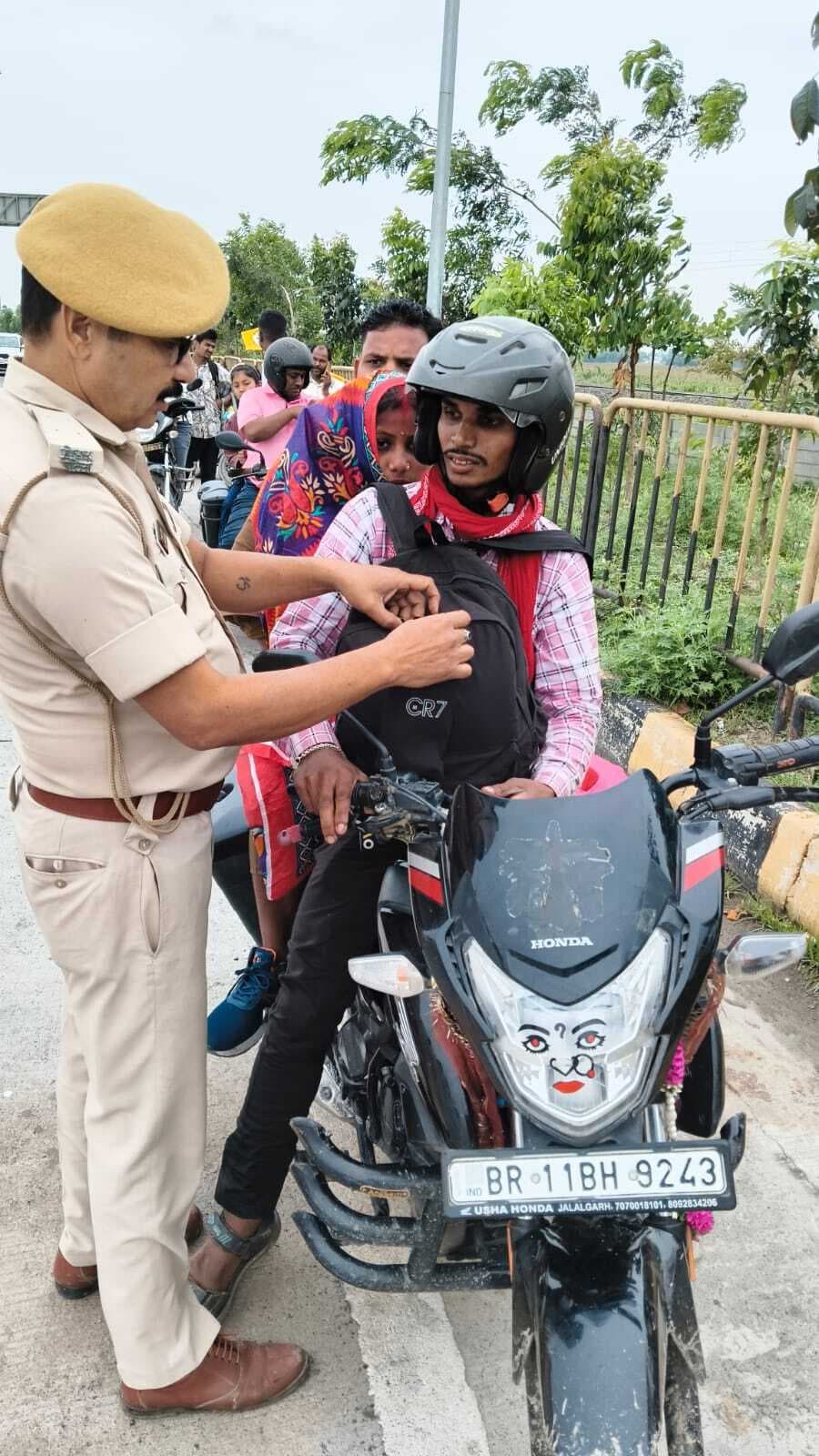 पश्चिम बंगाल चुनाव को लेकर पुलिस अलर्ट, वाहनों की गहनता से जांच