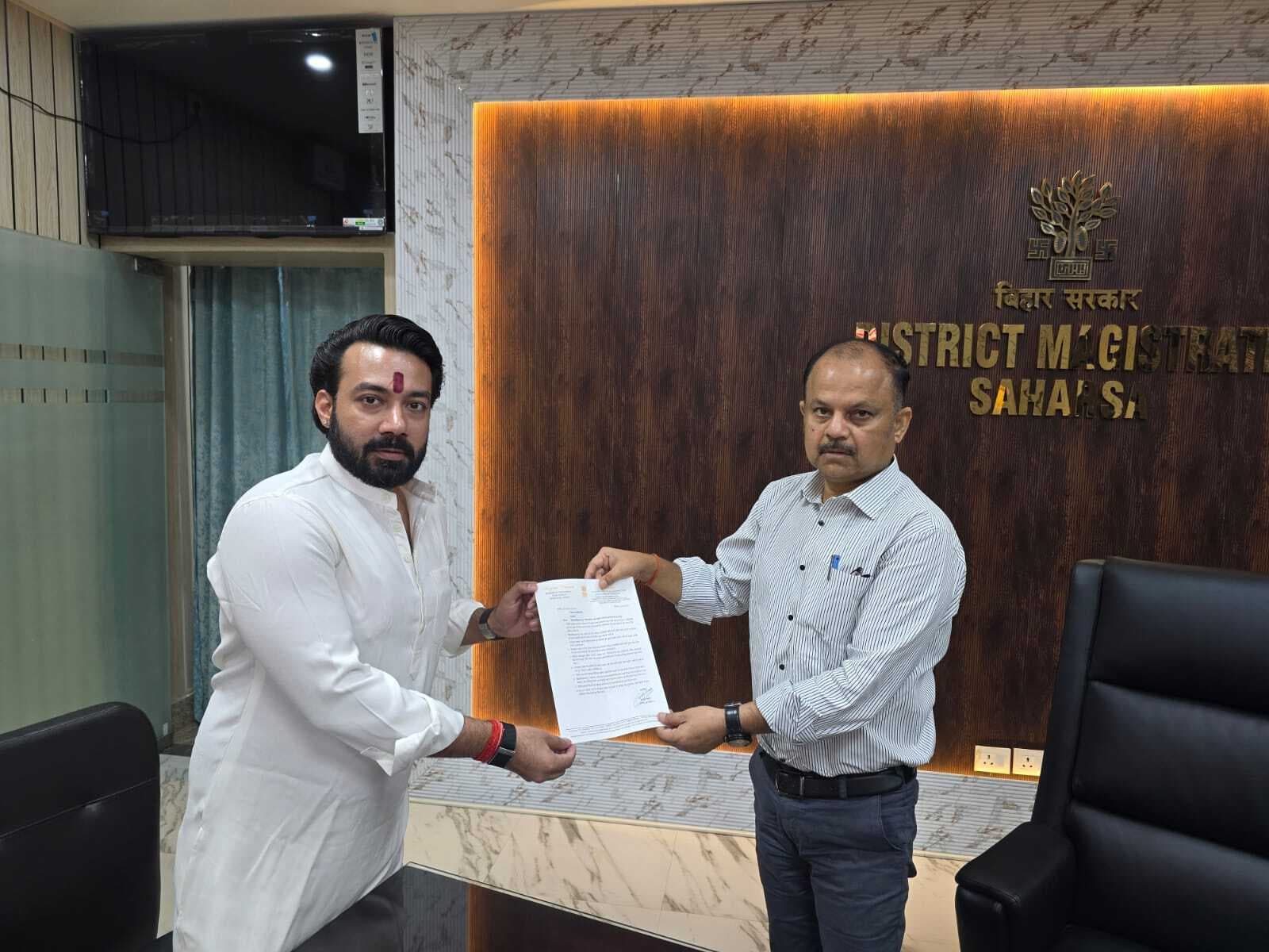 क्षेत्र की समस्याओं को लेकर डीएम से मिले सांसद, सौंपा ज्ञापन