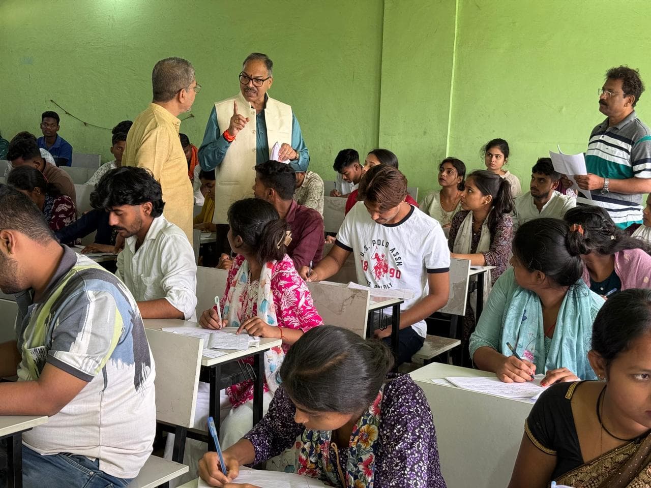 परीक्षार्थी अपना रोल नंबर व पंजीयन संख्या दाहिने से बायीं ओर लिखें