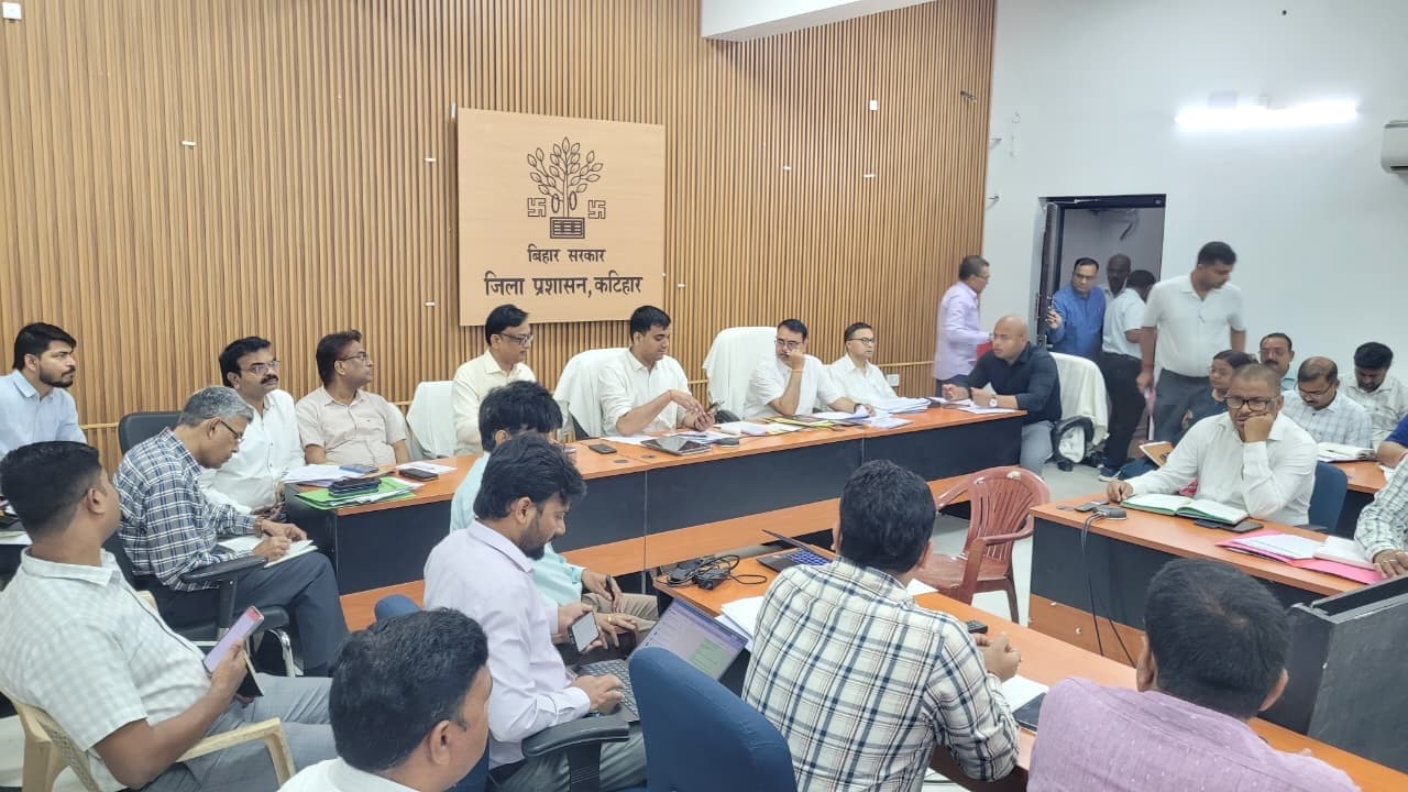 प्रगणक व पर्यवेक्षक घर-घर जाकर स्व गणना के लिये लोगों प्रेरित करें: डीएम