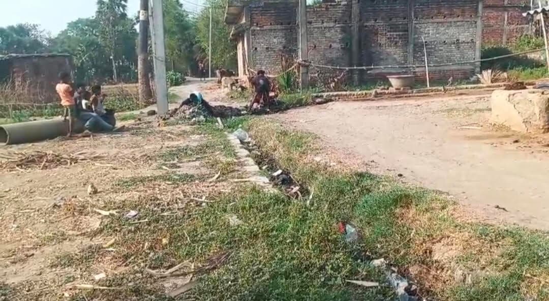 कोलडीहा में युवाओं ने चंदा जुटाकर और श्रमदान से किया नाली का निर्माण