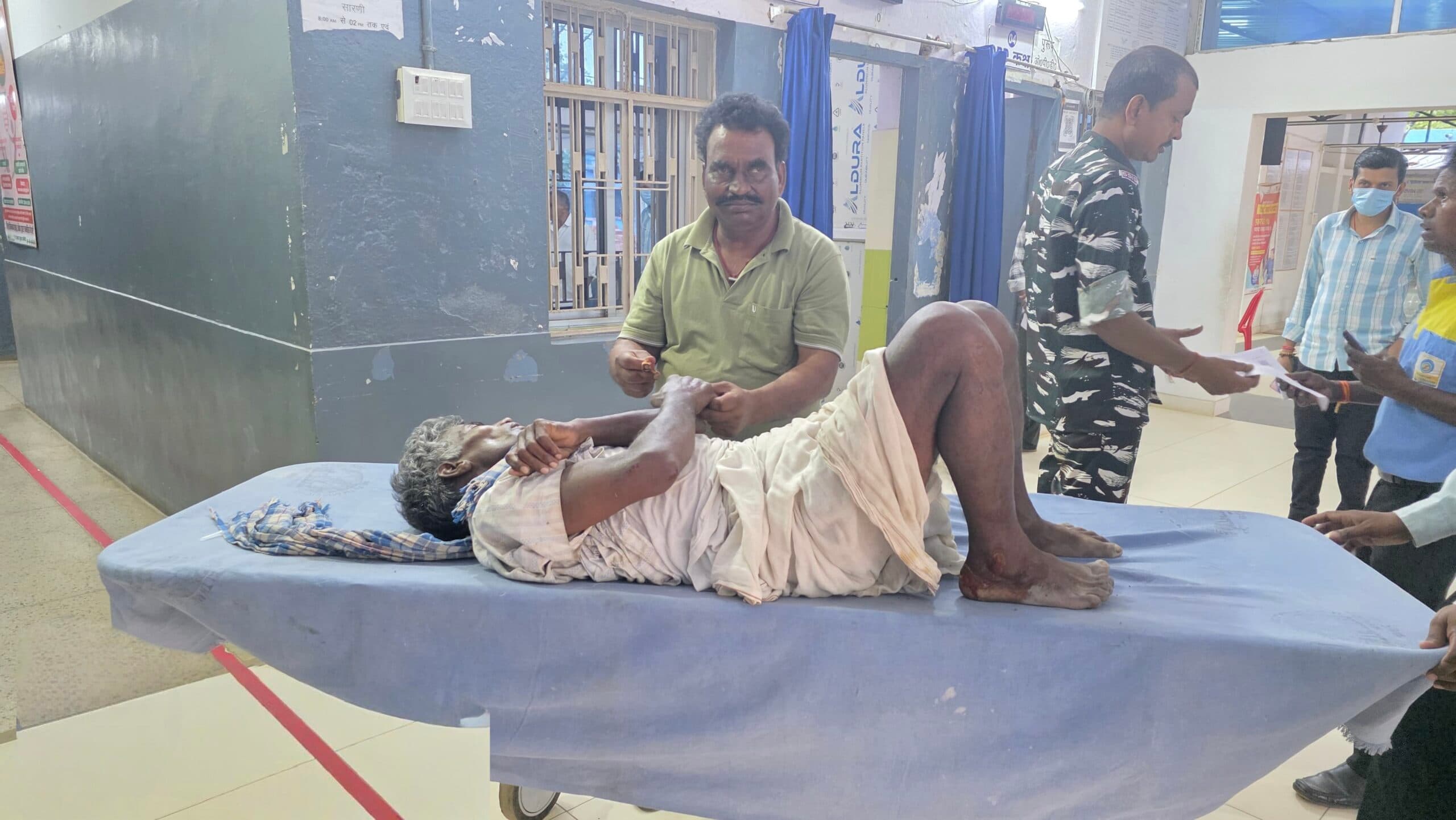 गुरुधाम मोड़ पर आमने-सामने भिड़ीं दो बाइकें, बुजुर्ग गंभीर