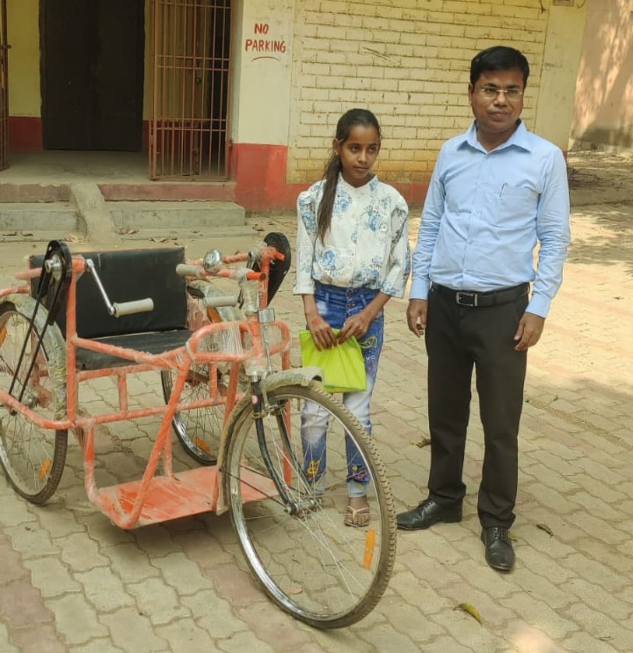 दिव्यांग छात्रा को मिली ट्राइसाइकिल, स्कूल जाने की राह हुई आसान