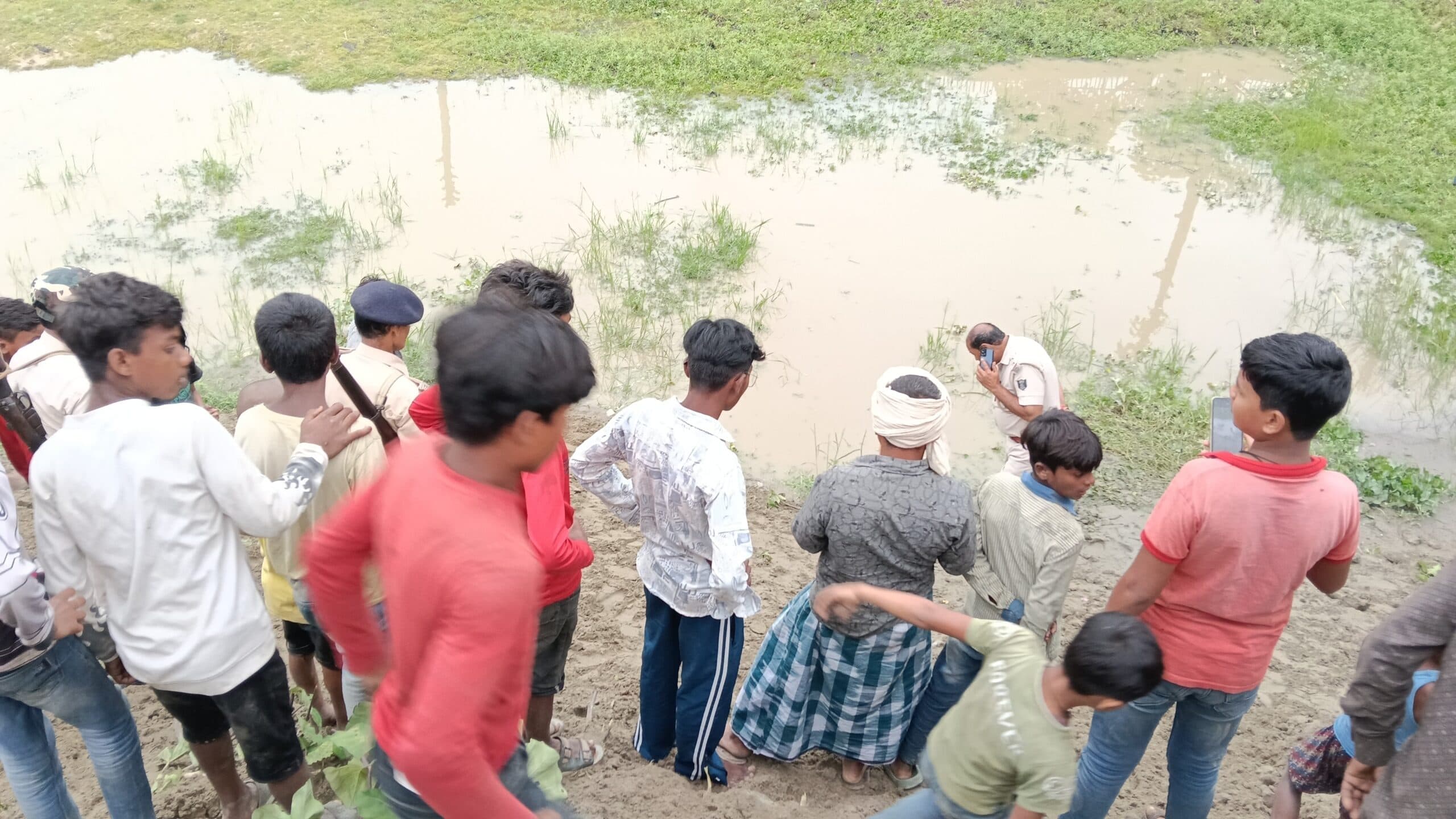 पोखर में मिला नवजात का शव