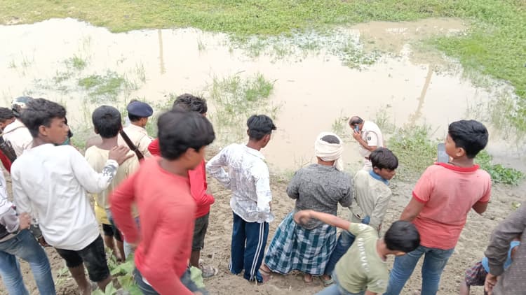 पोखर में मिला नवजात का शव