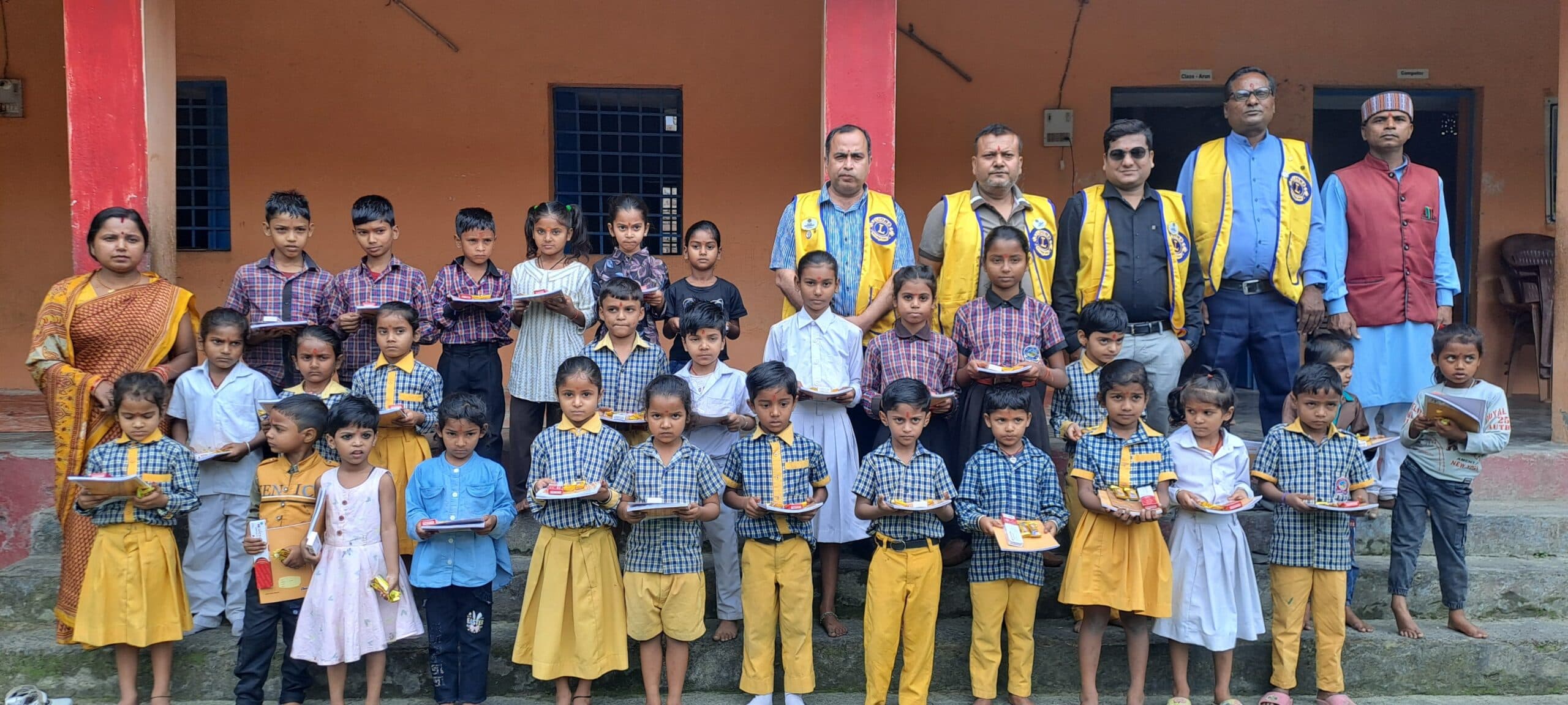 लायंस क्लब ने स्कूली बच्चों के बीच पाठ्य सामग्री का किया वितरण