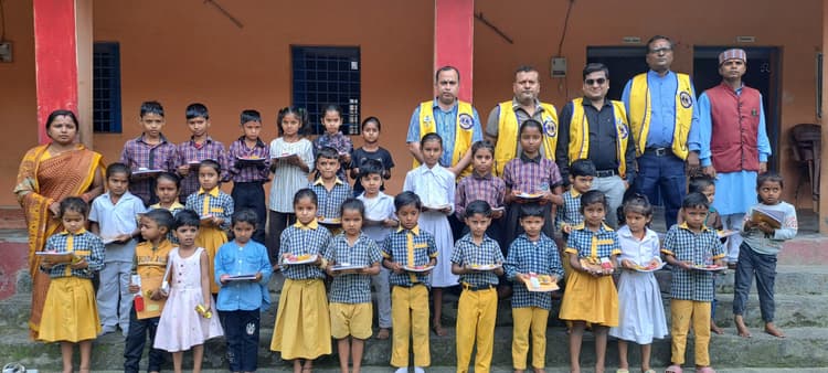 लायंस क्लब ने स्कूली बच्चों के बीच पाठ्य सामग्री का किया वितरण