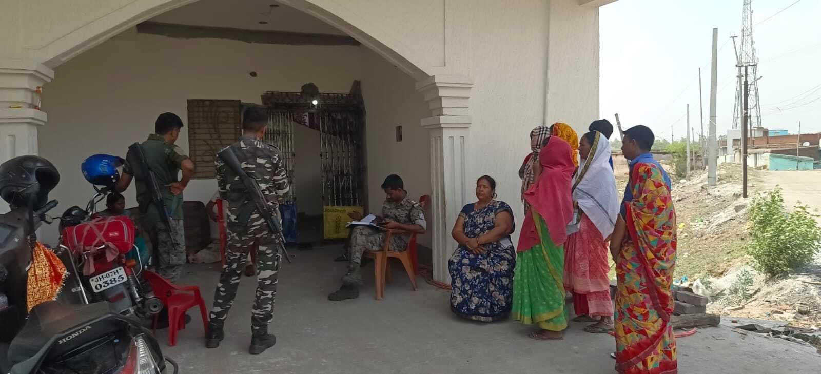 पतरातू-मैक्लुस्कीगंज मार्ग पर महिला की सिर में गोली मार कर हत्या, पति घायल