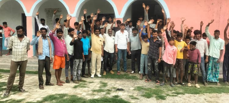 विद्यालय में अनियमितता को लेकर ग्रामीणों ने  किया प्रदर्शन