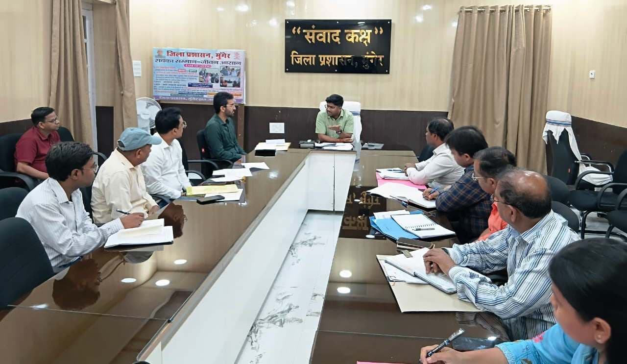 अतिक्रमण के खिलाफ सख्ती के साथ चलायें अभियान, रूकावट करने पर करें एफआइआर : डीएम