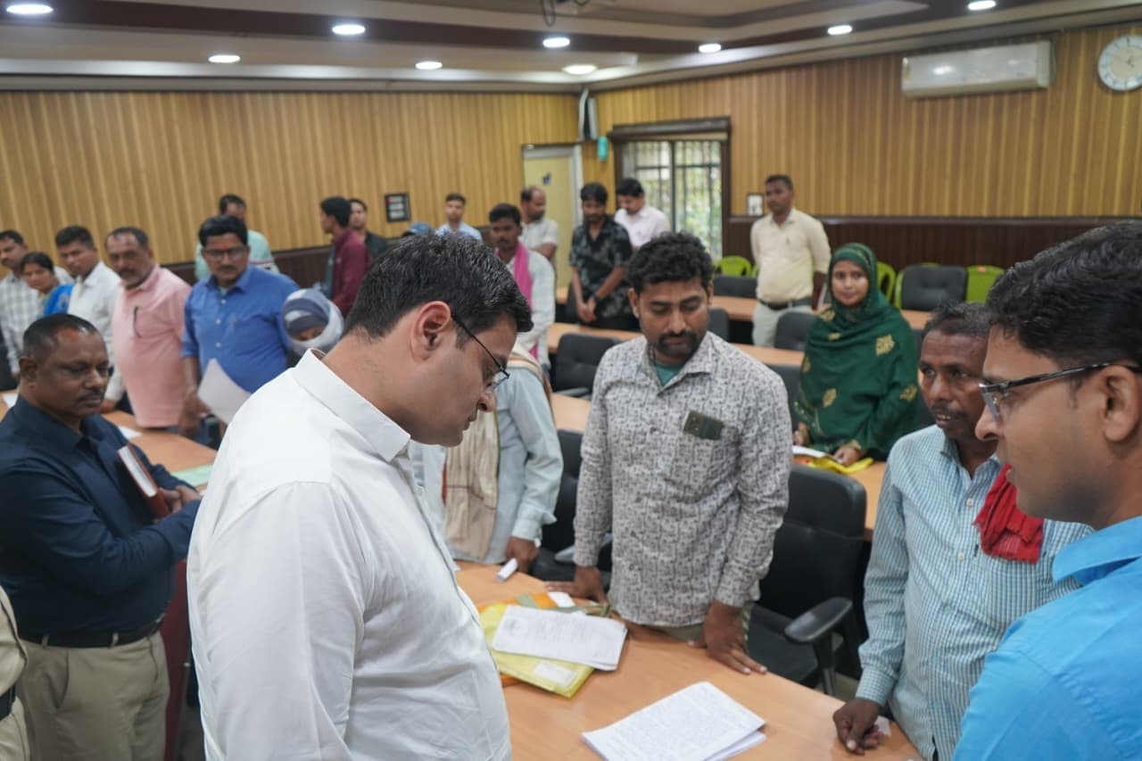 जनता दरबार में डीएम ने सुनीं लोगों की समस्याएं