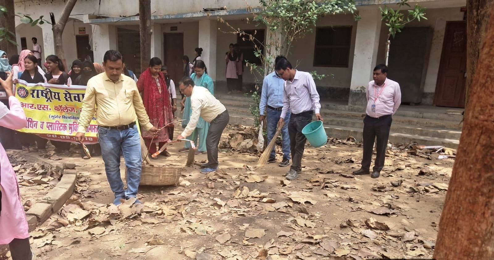 आरएस कॉलेज में ‘प्लास्टिक मुक्त धरा’ पर चला स्वच्छता अभियान