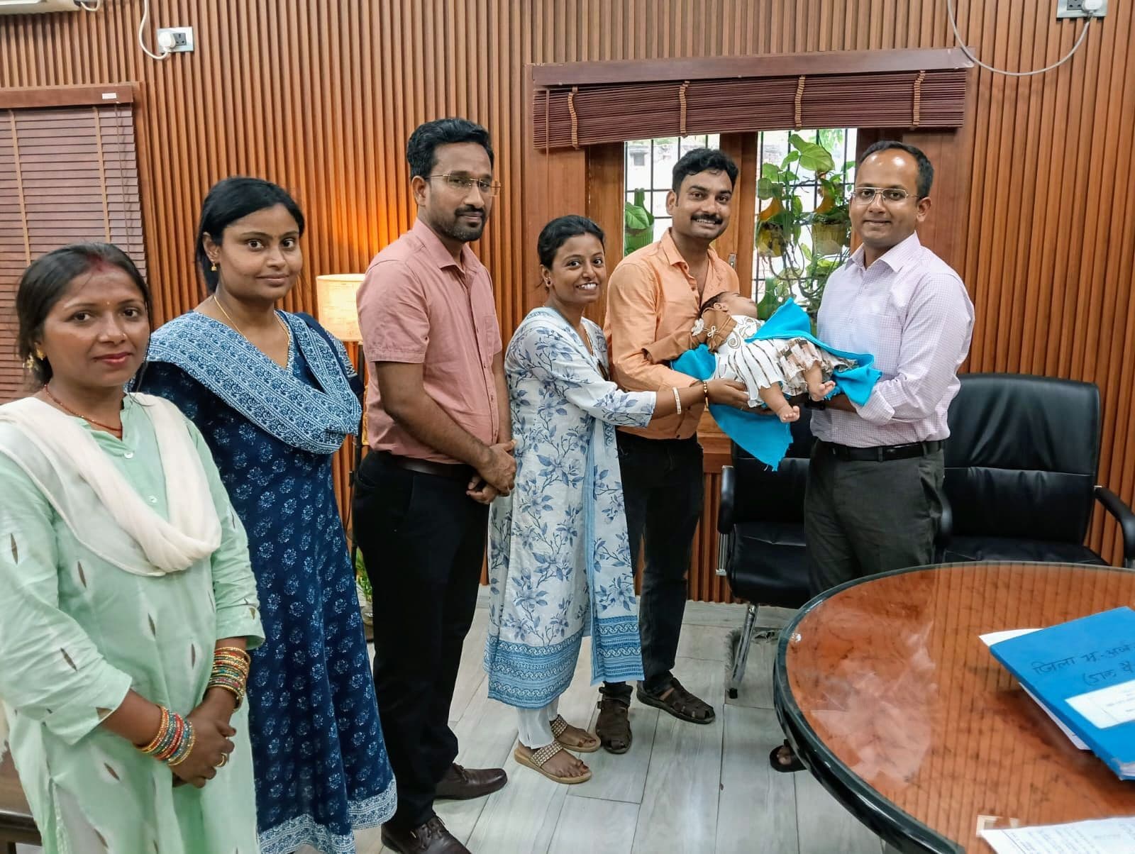 बंगाल के दंपती की सूनी गोद भरी, सात माह की अनुजा को डीएम ने सौंपा