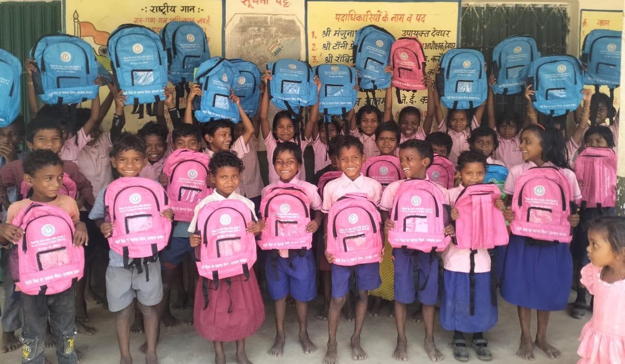 करौं : 45 छात्र-छात्राओं के बीच स्कूली बैग वितरित