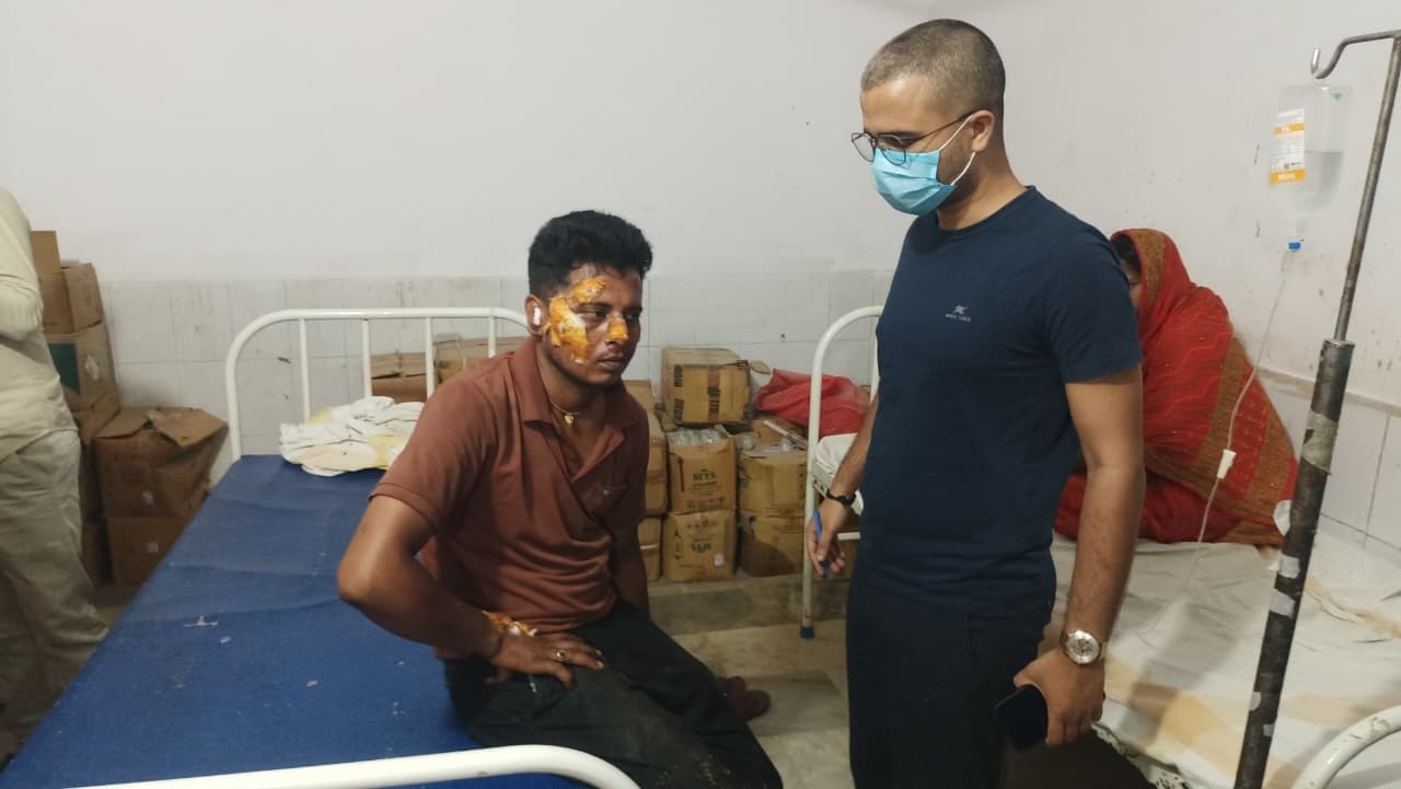 बाइक के धक्के से युवक जख्मी, आक्रोशित लोगों ने चालक को पीटकर किया घायल