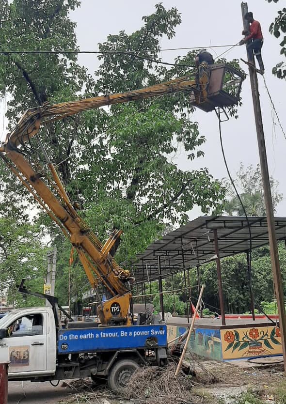 आंधी-पानी से क्षतिग्रस्त हुए पोल व तारों को ठीक कर बहाल की बिजली की आपूर्ति