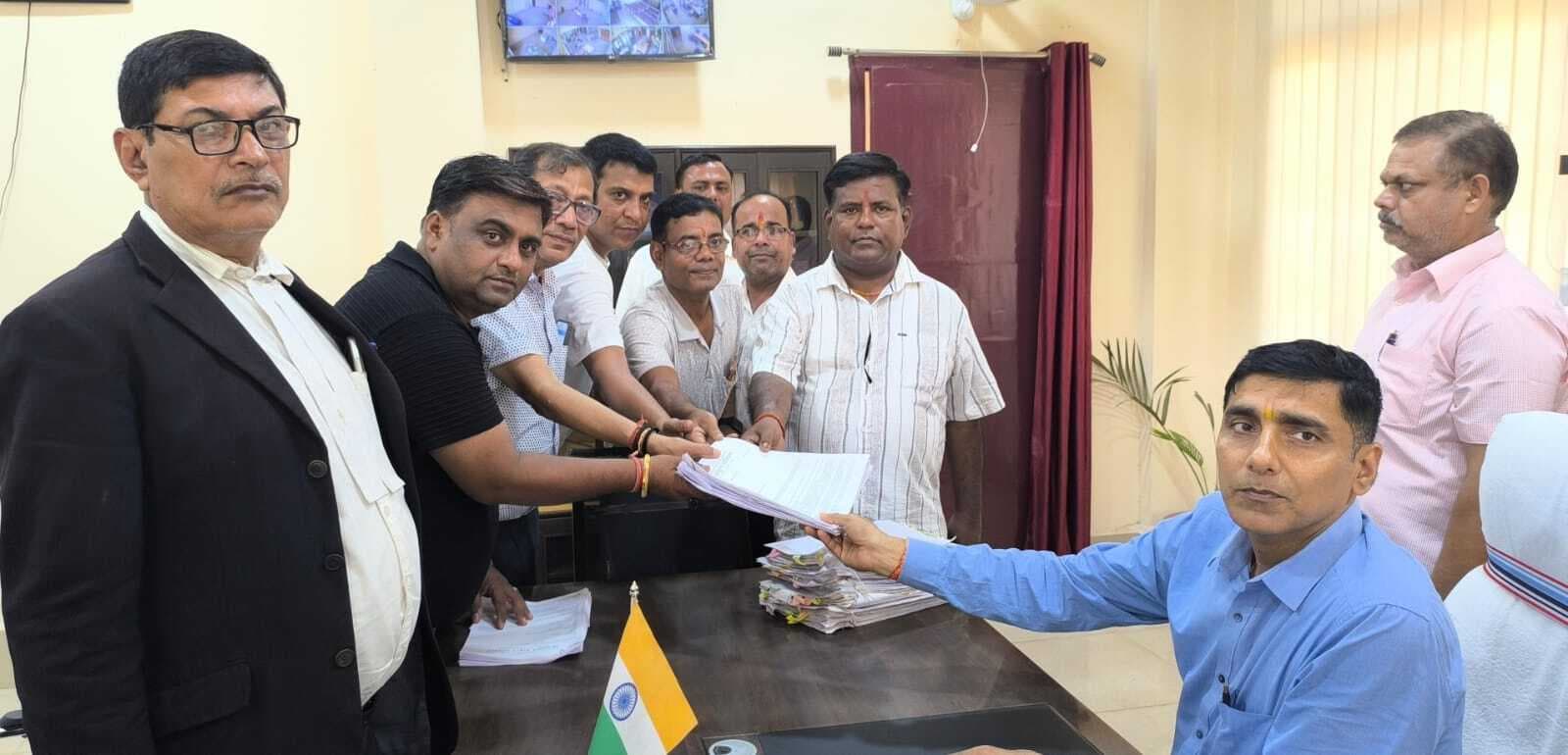 गो सम्मान आह्वान अभियान समिति ने एसडीओ को सौंपा ज्ञापन