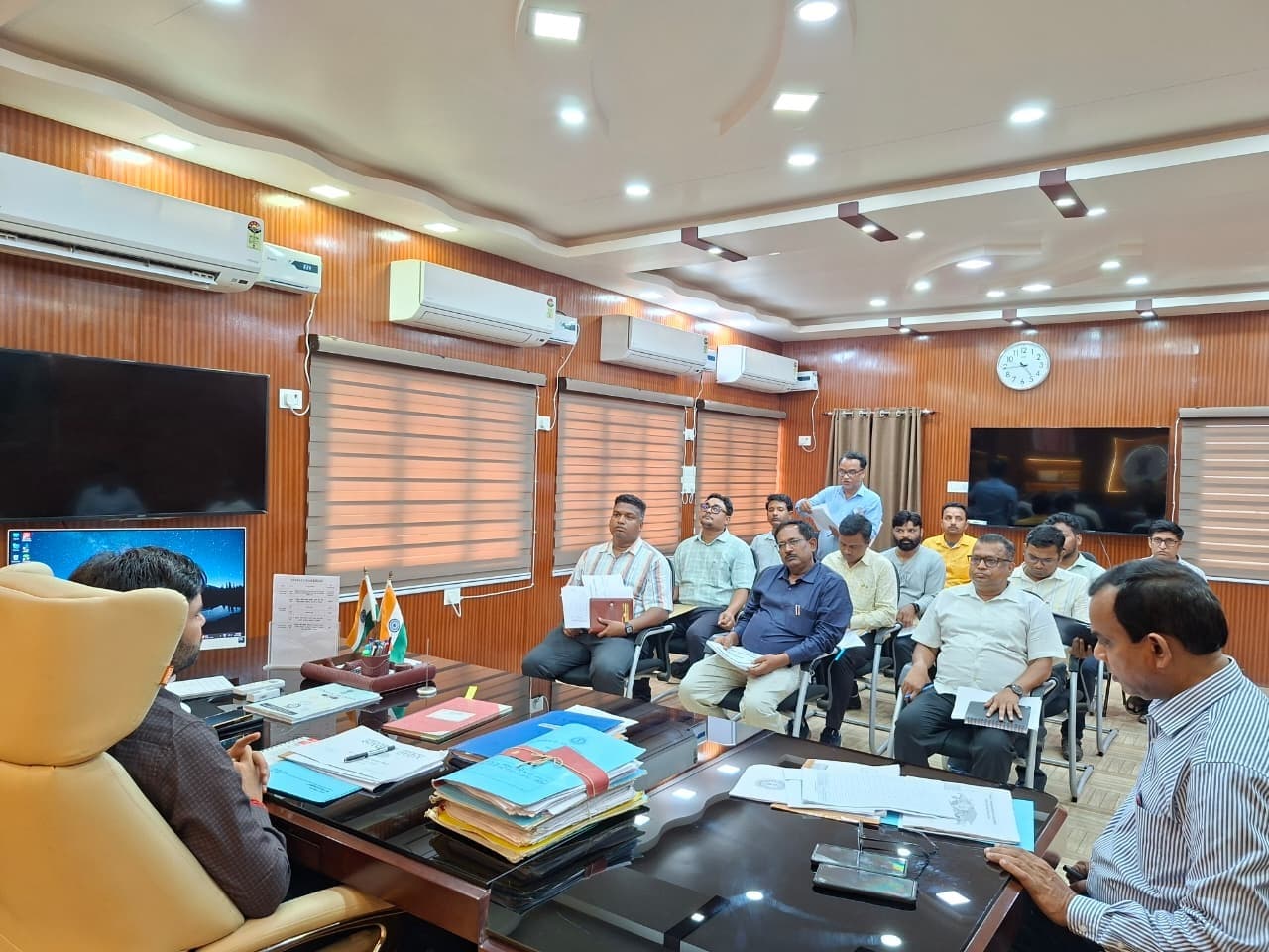 गुणवत्तापूर्ण करें कार्य, नहीं बरतें लापरवाही : उपायुक्त