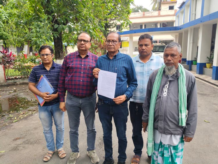 चाय बगान पर जबरन कब्जा व पांच लाख की रंगदारी की एसपी से शिकायत