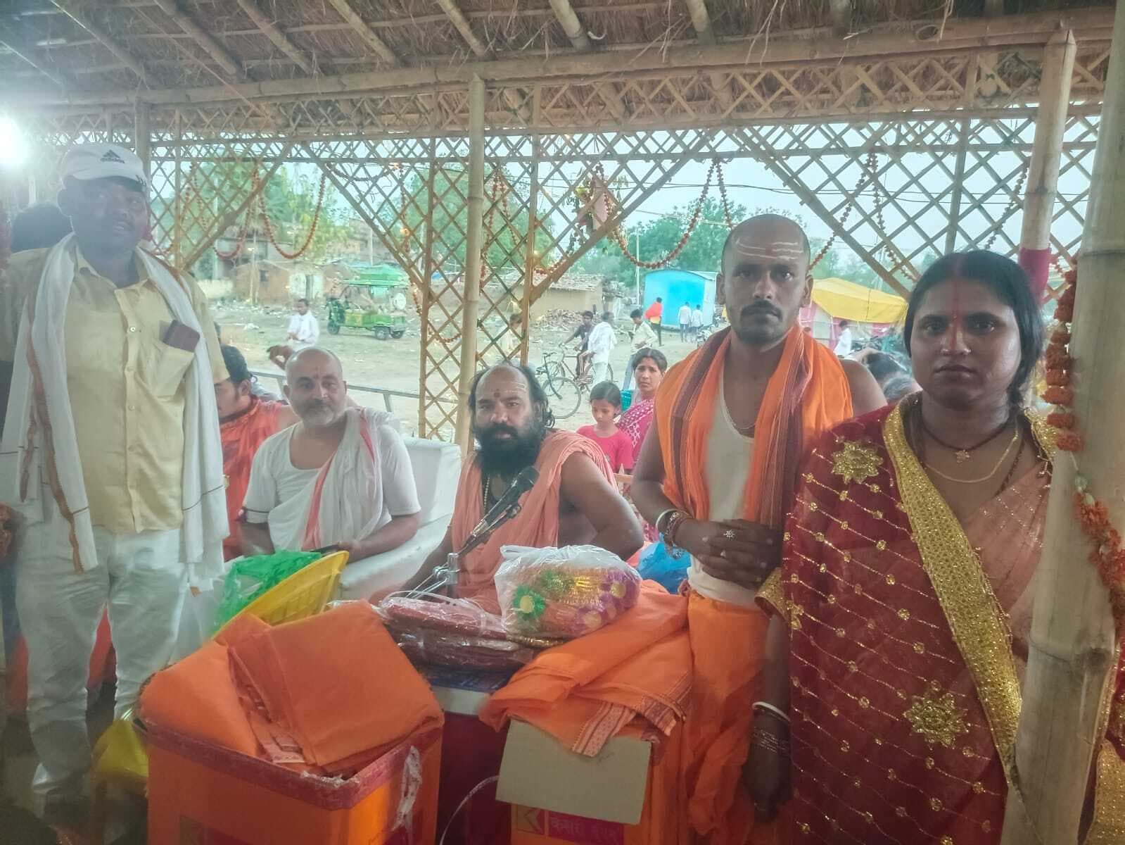 सामूहिक विवाह में एक साथ 11 जोड़ों ने लिये सात फेरे