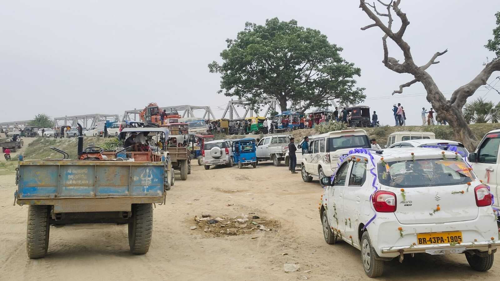 रेलवे रिटायर्ड पुल संख्या 50 पर जाम से श्रद्धालु रहे परेशान