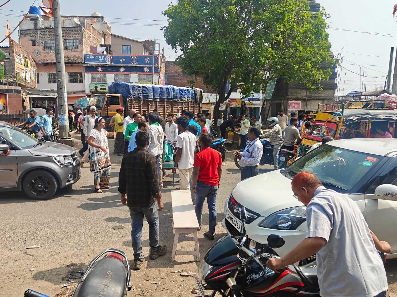 Giridih News :बिजली कटौती से ग्रामीणों का फूटा गुस्सा, किया रोड जाम