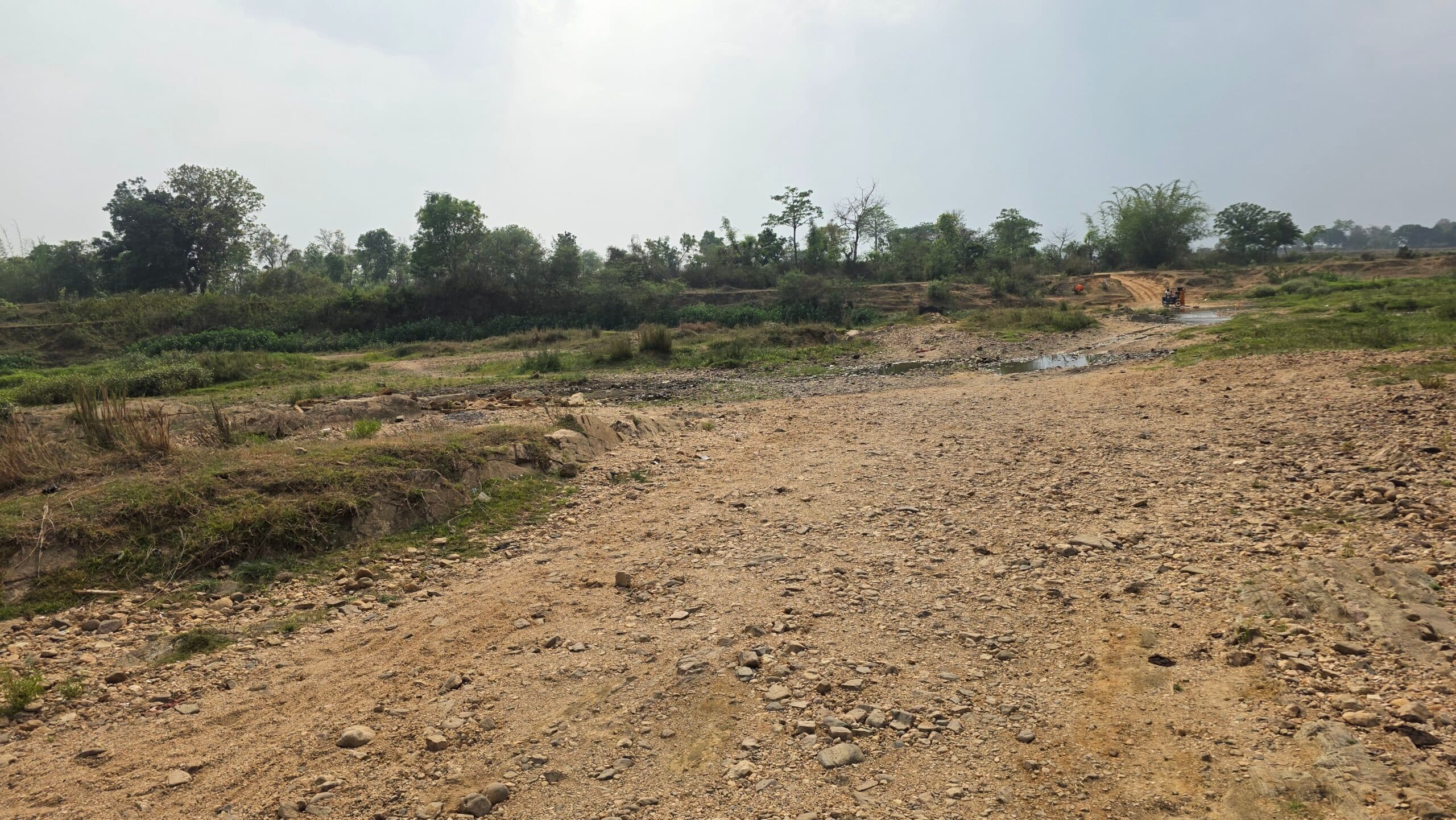 Giridih News :गर्मी में सूखी जमुनिया नदी, बढ़ी परेशानी